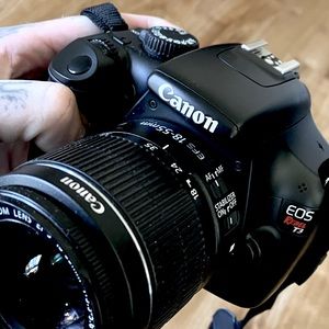 Canon rebel t3 w lense battery and 2 micro Sd Cards 8gb/32gb